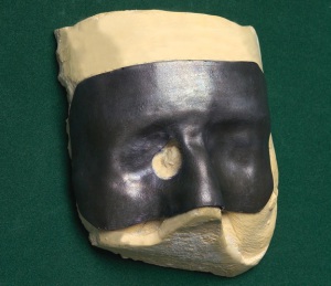 Черная маска из свинца с отверстием для базалиомы, закрывает глаза полностью